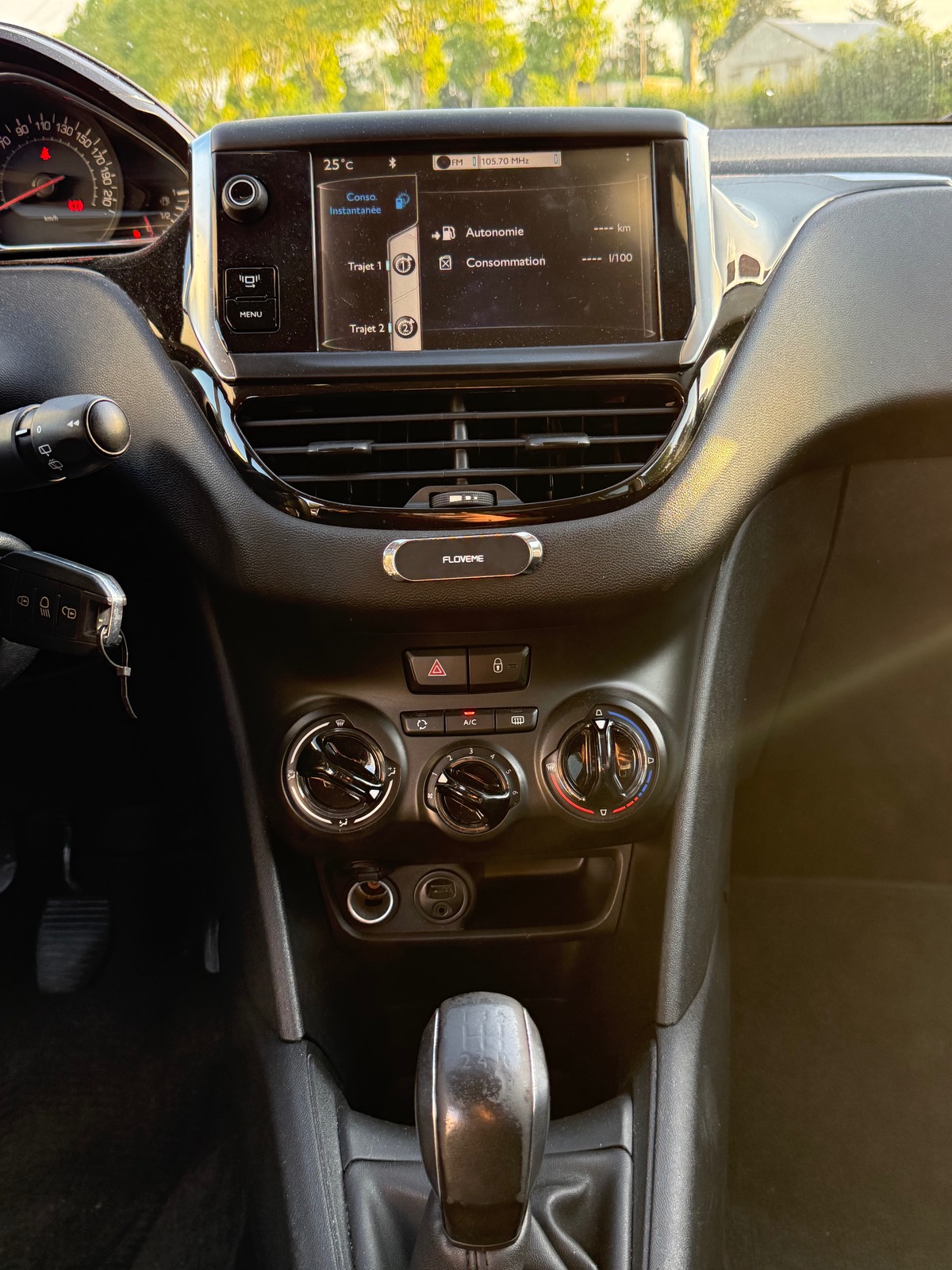 Peugeot 208 / 1.2 E-VTI 82CH / STYLE / CLIM / ÉCRAN BTT / DISTRIB + EMBRAYAGE NEUF