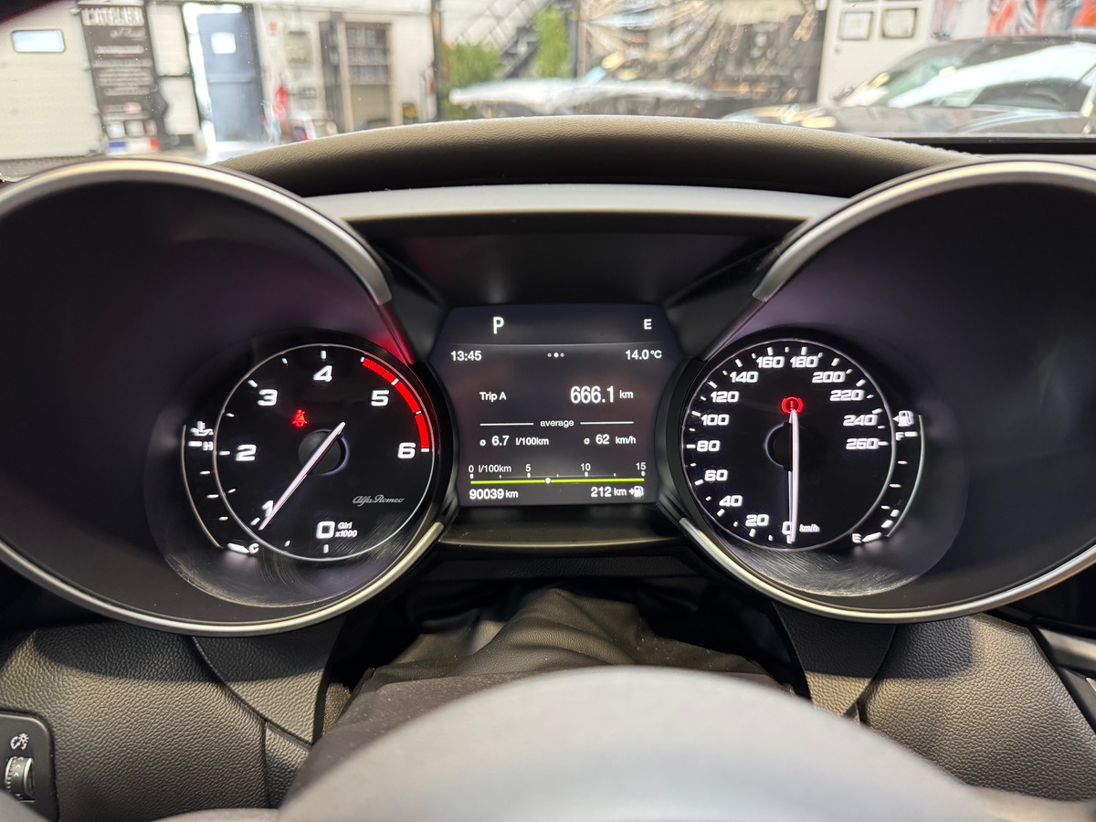 Alfa Romeo Giulia VELOCE 2.2 JTD Q4 AT8 210CV CAM/SIEGE ET VOLANT CHAUFFANT SUIVIT COMPLET N