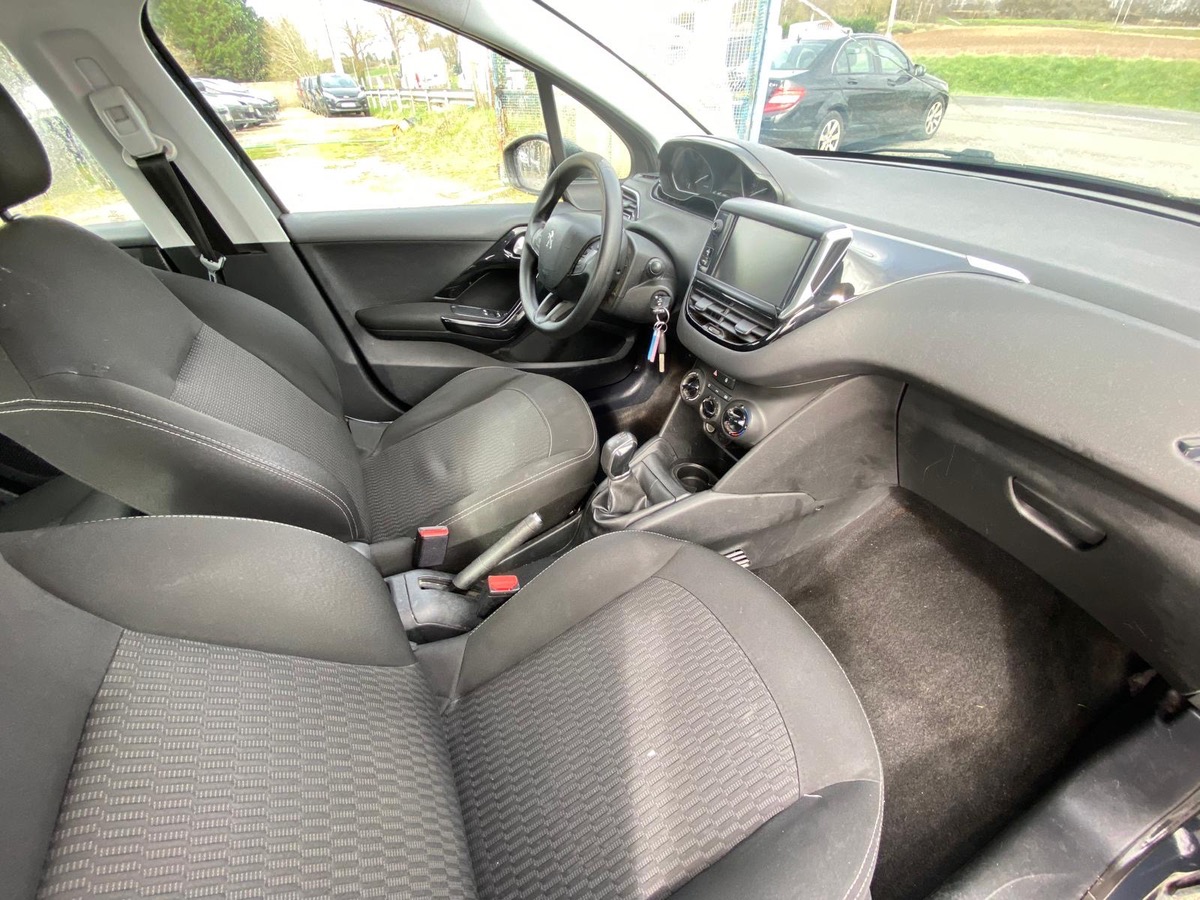 Peugeot 208 1.6 hdi 100cv 1ere main bon état général 