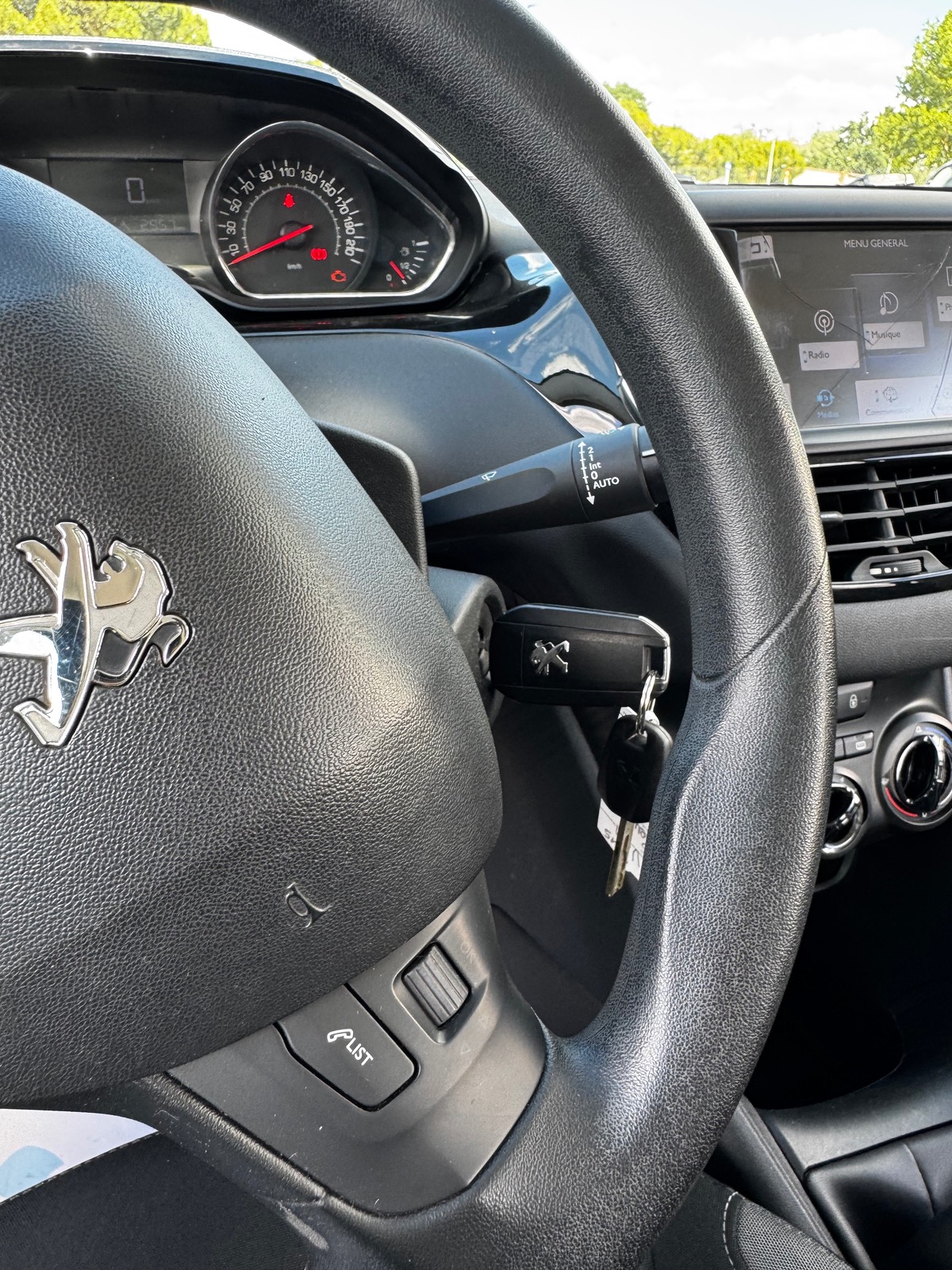 Peugeot 208 1.2 VTi 82 CV BVM5 ALLURE DISTRIBUTION FAITE  / SUIVI CONCESSION