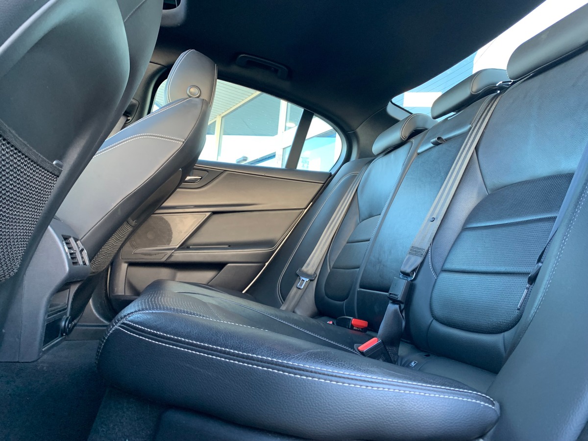 Jaguar XE 180 ch | Intérieur cuir | Toit ouvrant | Caméra de recul | GPS | Bluetooth