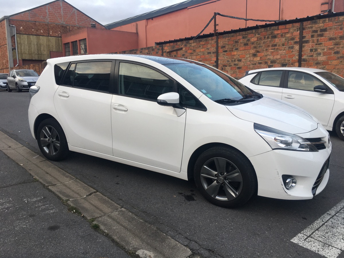 Toyota Verso 2.0 D-4D 112 CV 1r main 4XCB