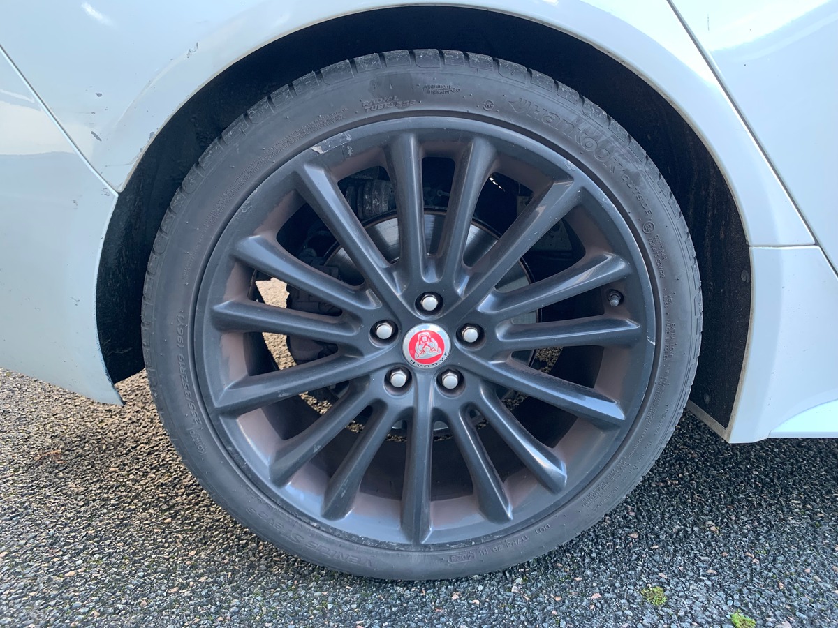 Jaguar XE 180 ch | Intérieur cuir | Toit ouvrant | Caméra de recul | GPS | Bluetooth