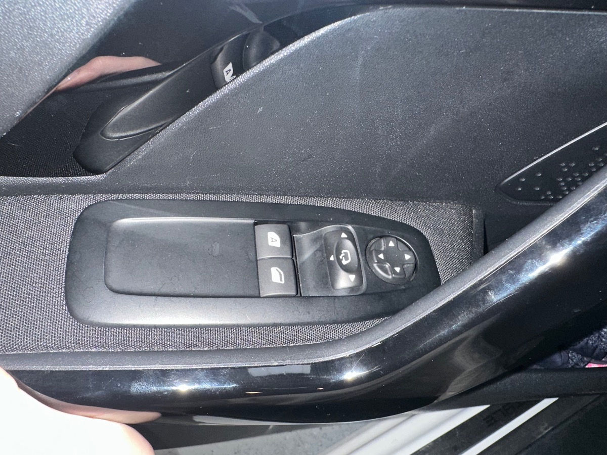 Peugeot 208 1.2 PURETECH 82cv STYLE 5P