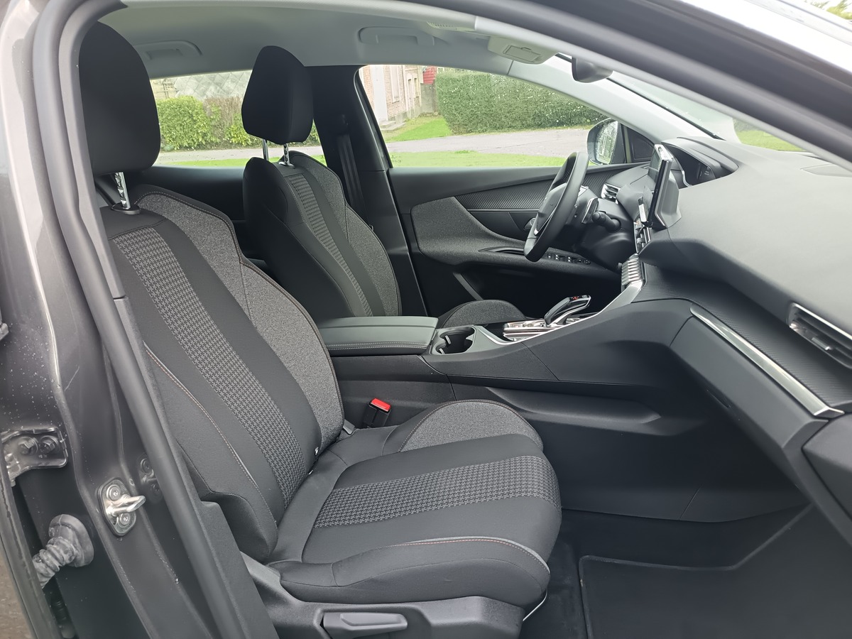 Peugeot 3008 1.5L BLUEHDI 130 CH ACTIVE PACK/ CROCHET D'ATTELAGE/ GTIE 12 MOIS