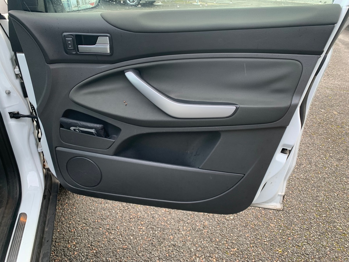 Ford Kuga 140 | TREND | Radar de stationnement avant arriére | Attelage | Climaisation | Jantes 17''