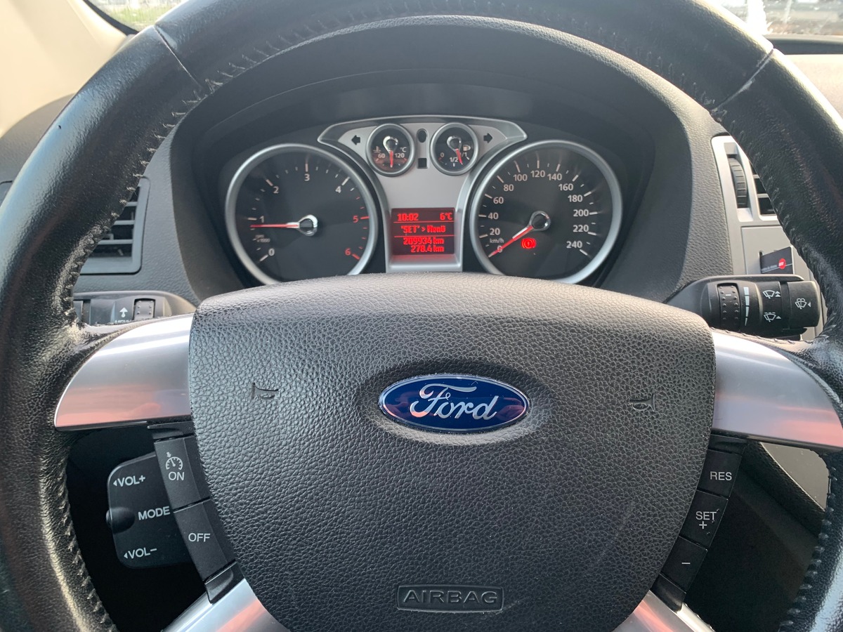 Ford Kuga 140 | TREND | Radar de stationnement avant arriére | Attelage | Climaisation | Jantes 17''