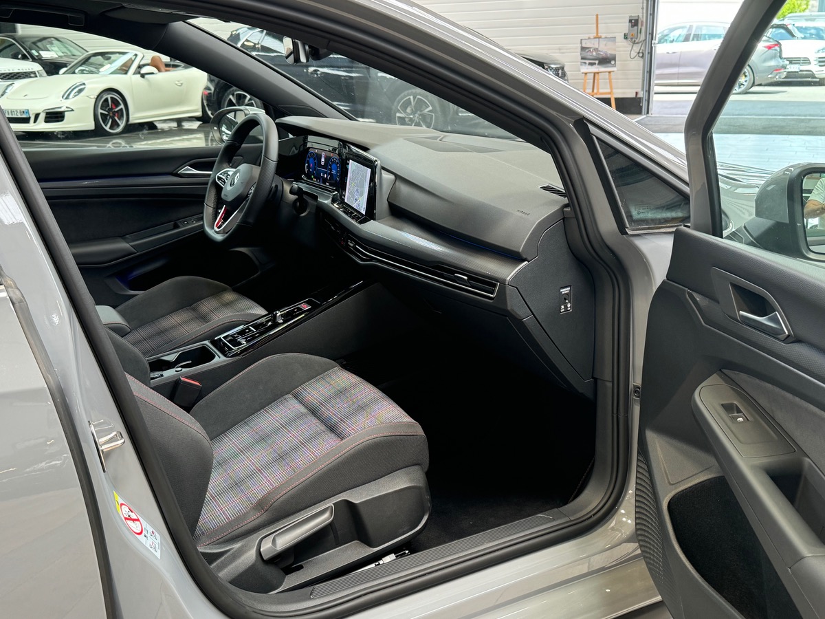 Volkswagen Golf VIII GTI 2.0L TSi 245CV DSG7 - GARANTIE VW - TO/CARPLAY/SIEGES CHAUFFANTS