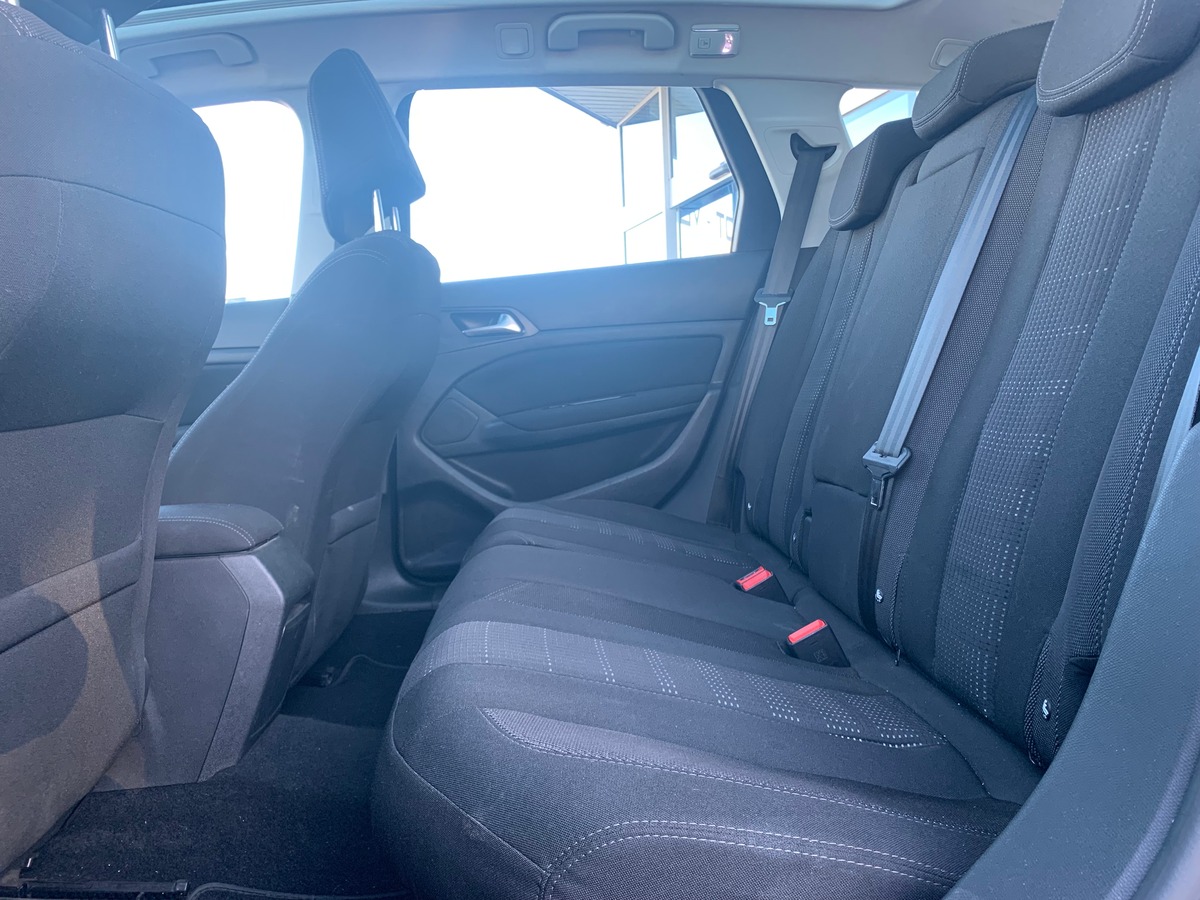 Peugeot 308 115 chevaux | Toit panoramique | Régulateur de vitesse | GPS | Attelage