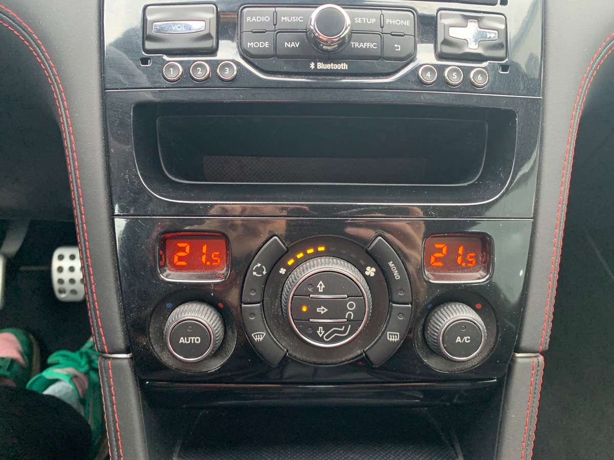 Peugeot RCZ 270 | R | Pack Sport | GPS | Radar avant arriére | Baquet sport mi-cuir Alcantara