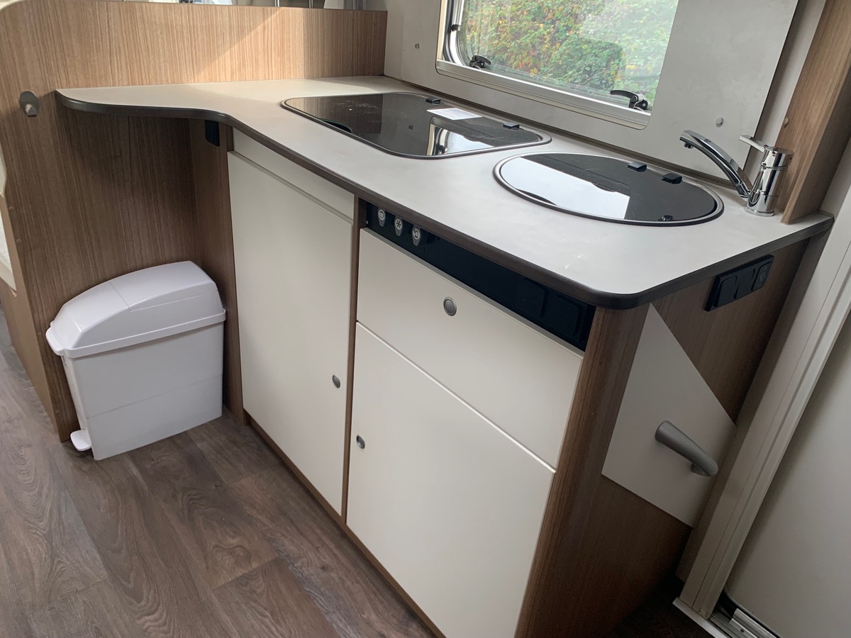 Capron A 140 ch | CAMERA DE RECUL |  LITS SUPPERPOSES | STORE EXTERIEUR | Climatisation manuelle