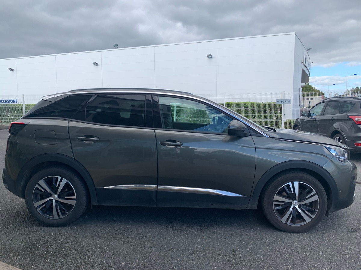 Peugeot 3008 130 ch | Allure | Toit ouvrant panoramique | Caméra recul | Attelage | Apple car play