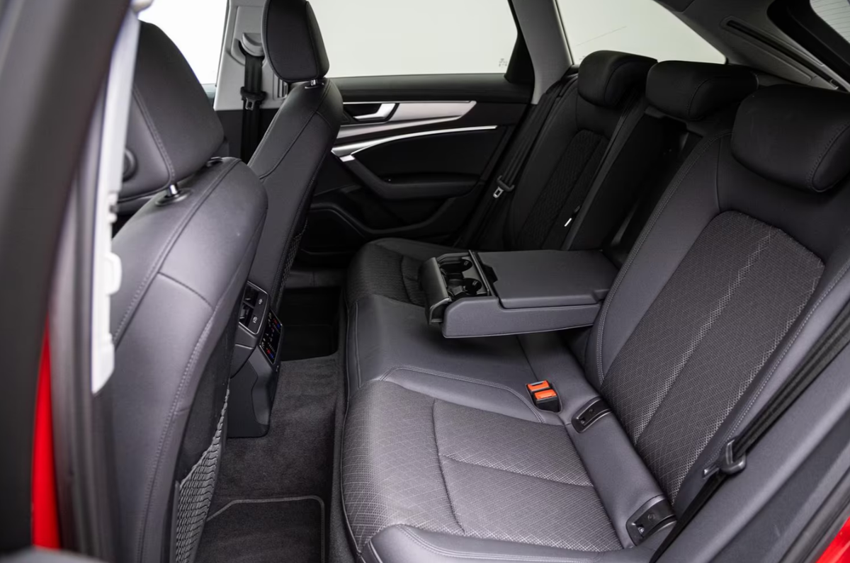 Audi A6 Avant V 55 TFSI 340ch S line quattro S tronic 7 Rouge tango Attelage