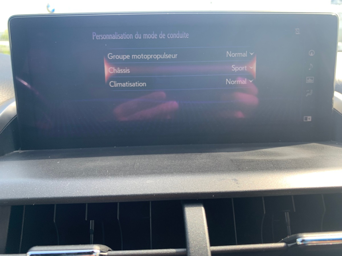Lexus NX 300h 197 ch | F-SPORT 4WD | Caméra de recul | Siéges électriques | Toit panoramique | GPS