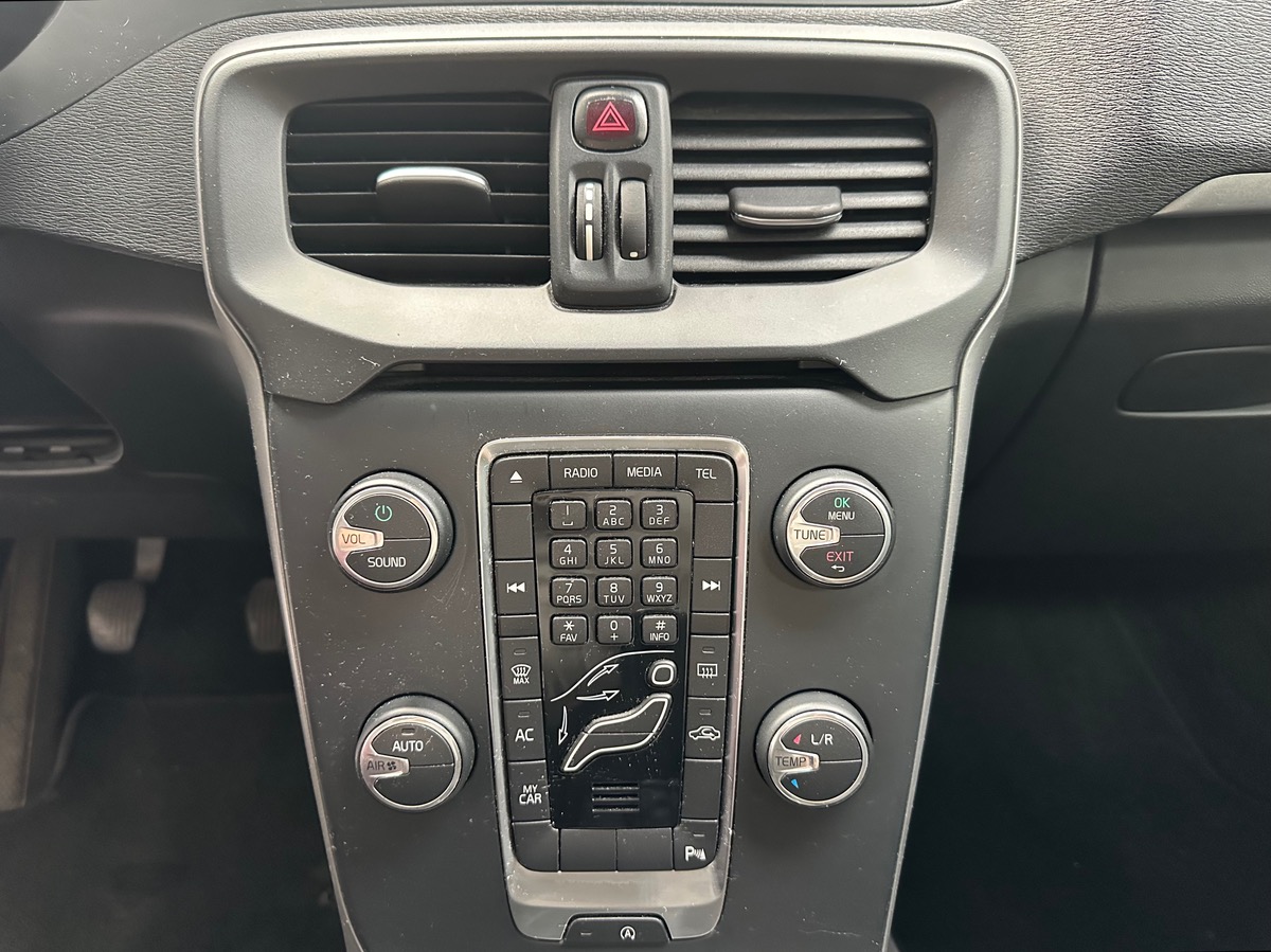 Volvo V40 T2 120CH MOMENTUM BVM6 ENTRETIEN COMPLET VOLVO / 1 ÈRE MAIN