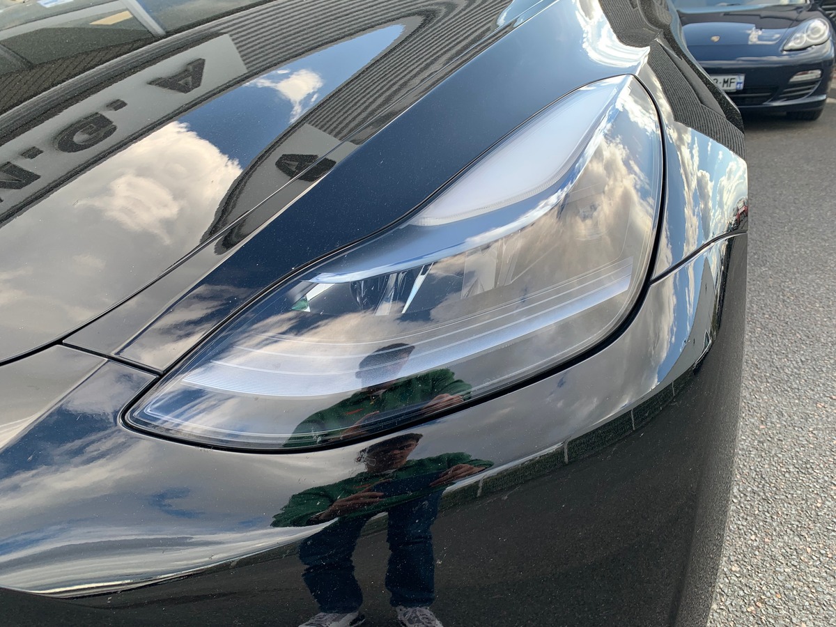 Tesla Model Y 275 chevaux | Premiére MAIN | Standard | Toit panoramique | Cuir | Siéges électriques