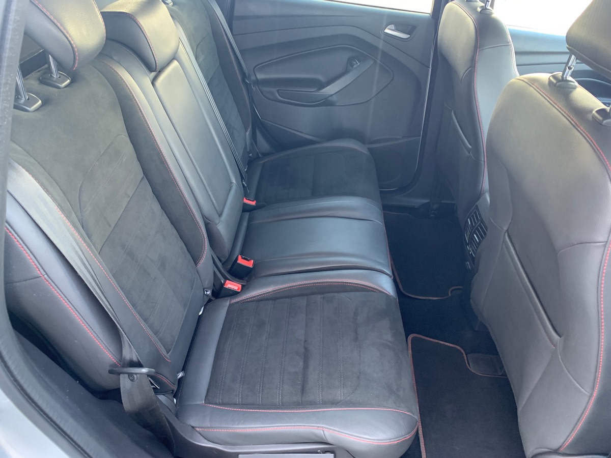 Ford Kuga 120 chevaux | St-Line | Caméra de recul | Attelage | GPS | Coffre assisté électriquement