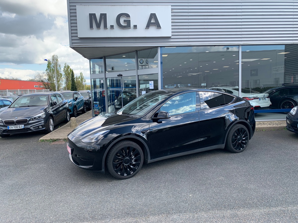 Tesla Model Y 275 chevaux | Premiére MAIN | Standard | Toit panoramique | Cuir | Siéges électriques