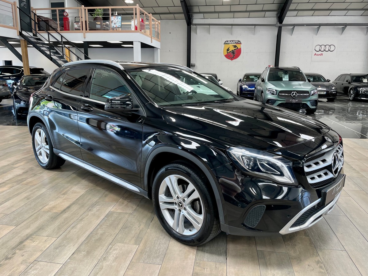 Mercedes-Benz GLA* 220d Sensation 4Matic 7G-DCT c