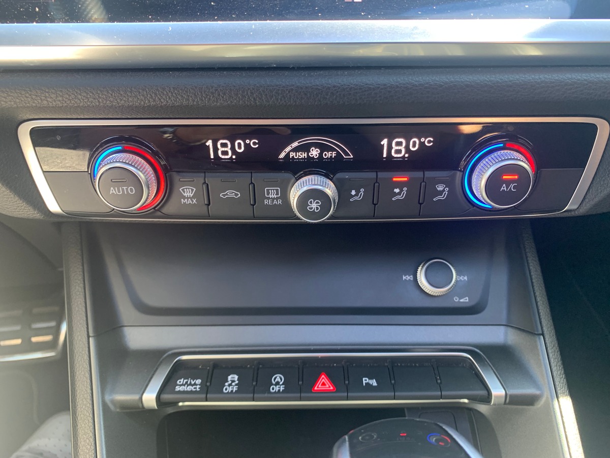 Audi Q3 150 ch | S line | Toit ouvrant | Caméra de recul | Apple car play | Attelage | Régulateur