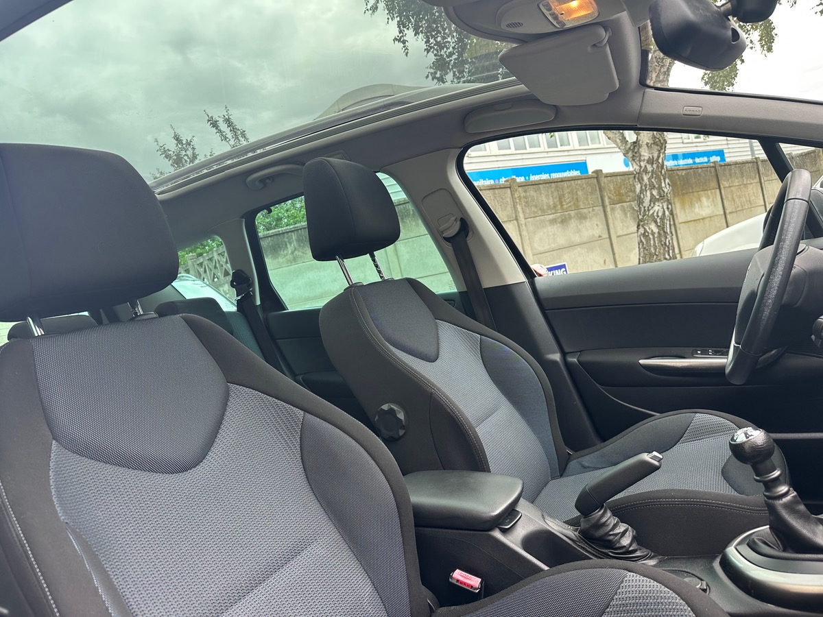 Peugeot 308 SW 1.6 e-HDI 112 CV 7 place spéciale family 4XCBLeu