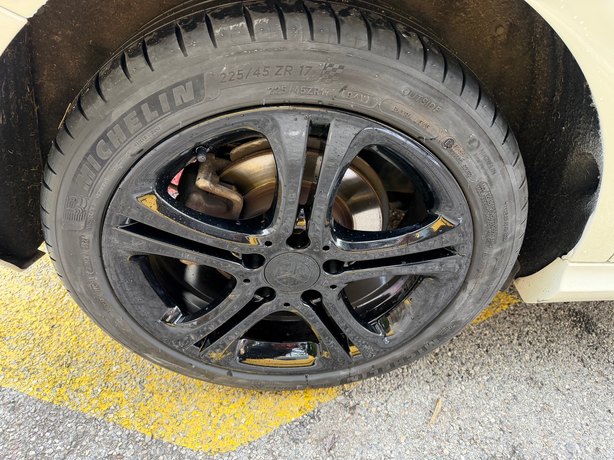 Mercedes Benz Classe A 200 1.6 i 156 CV / Jantes Noires / Pack Black / Sensation / Caméra de Recul