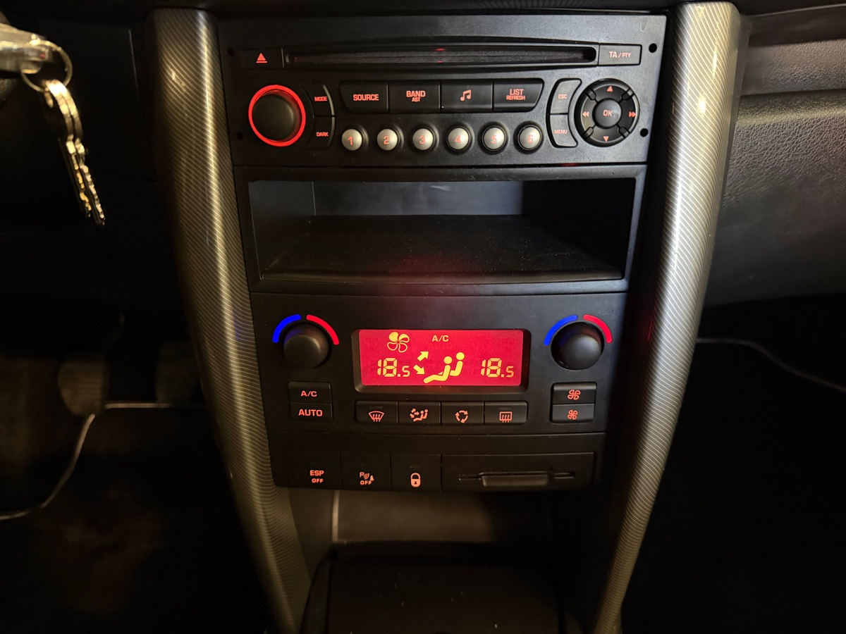 Peugeot 207 1.6 VTI 120CH Premium Pack / 5 portes / Clim auto