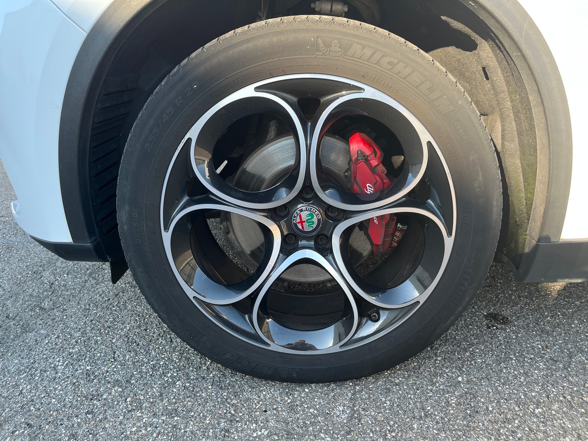 Alfa Romeo Stelvio 2.2 210CH Q4 SPORT EDITION, AT8, HAYON ELEC, CAMERA, MAINTIEN DANS LA VOIE