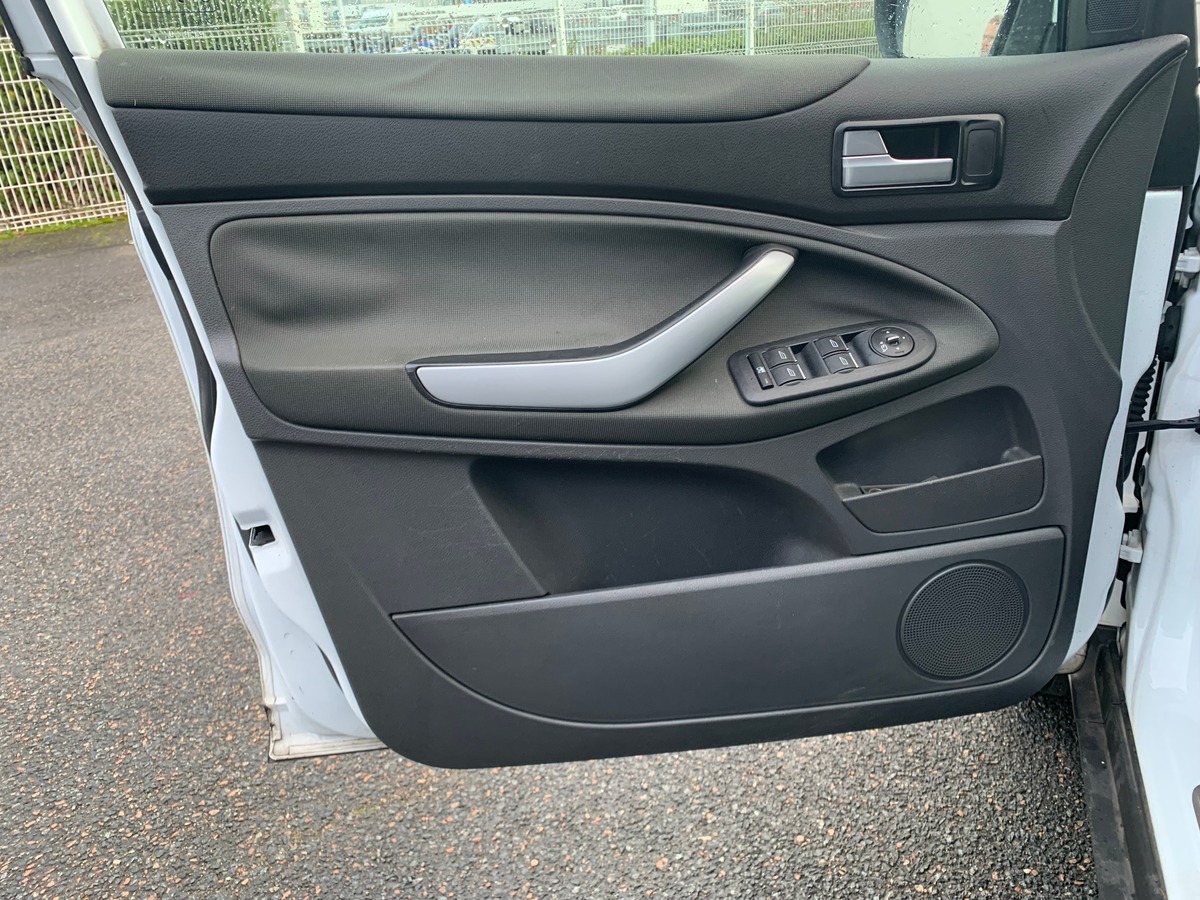 Ford Kuga 140 | TREND | Radar de stationnement avant arriére | Attelage | Climaisation | Jantes 17''