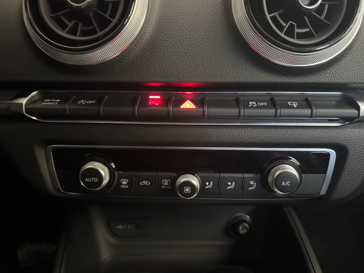 Audi A3 1.6 tdi S tronic / Xénons / Radar de stationnement Av Ar