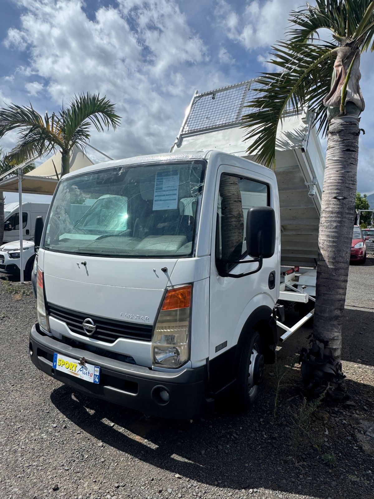 Nissan Cabstar BENNE VENDU EN ETAT PARE-BRISE A CHANGER SPORT AUTO