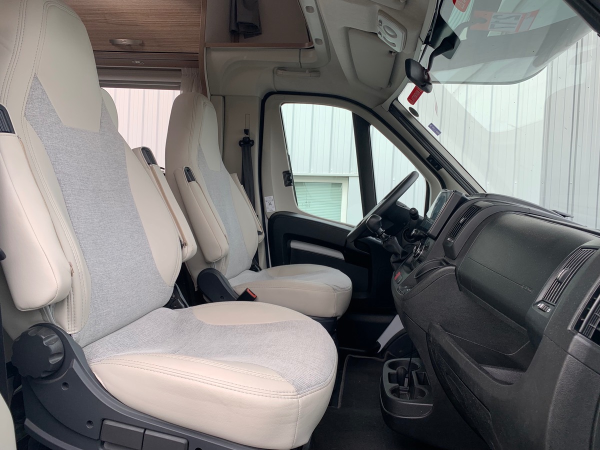 Capron A 140 ch | CAMERA DE RECUL |  LITS SUPPERPOSES | STORE EXTERIEUR | Climatisation manuelle