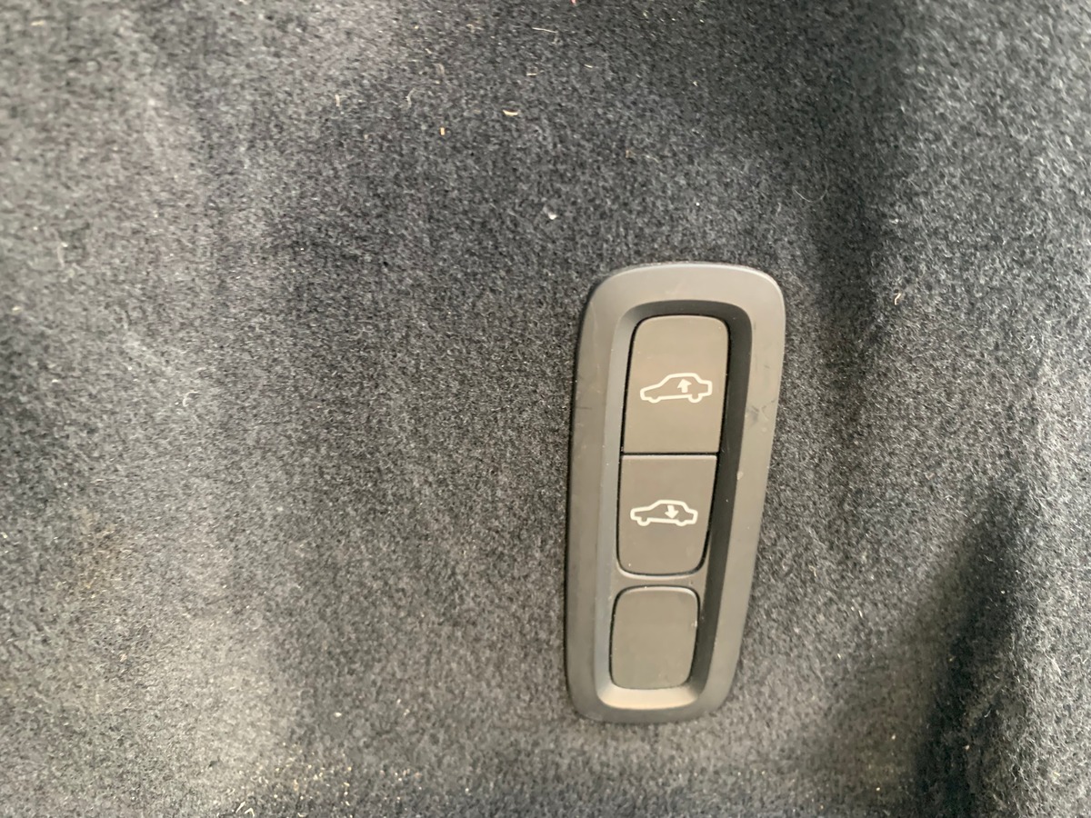 Volvo XC60 197 ch | R-design | Châssis Sport | Jantes Alu 21'' | Sièges Sport | Coffre électrique