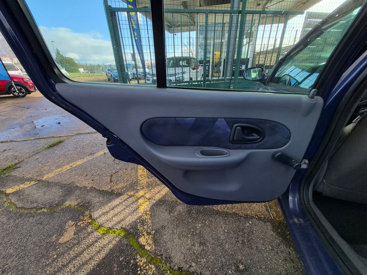 RENAULT Clio II 1.4 RTE 5 PORTES