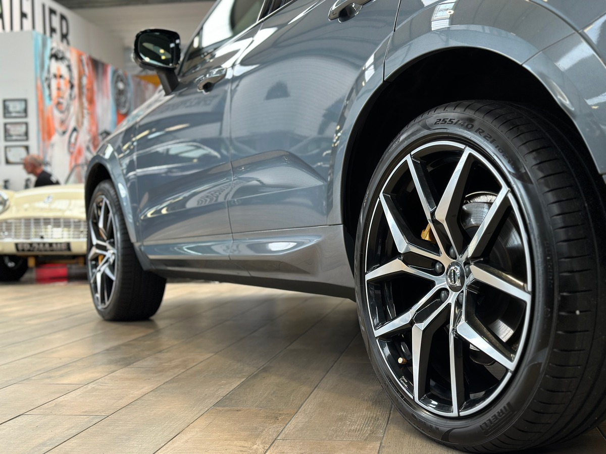 Volvo XC60 T8 AWD 318 + 87 POLESTAR Engineered Geartronic / ATTELAGE / HARMAN KARDON