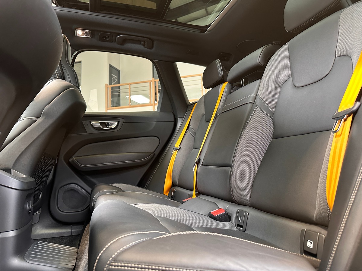 Volvo XC60 T8 AWD 318 + 87 POLESTAR Engineered Geartronic / ATTELAGE / HARMAN KARDON