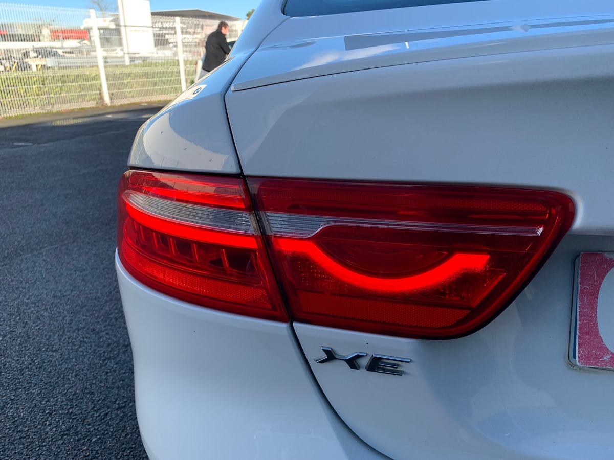 Jaguar XE 180 ch | Intérieur cuir | Toit ouvrant | Caméra de recul | GPS | Bluetooth