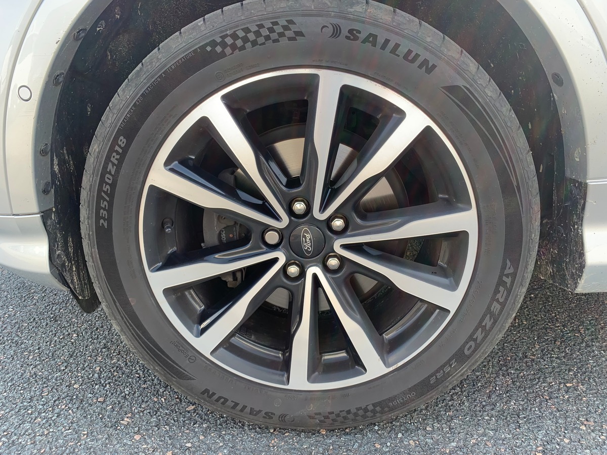 Ford Kuga 120 chevaux | St-Line | Caméra de recul | Attelage | GPS | Coffre assisté électriquement