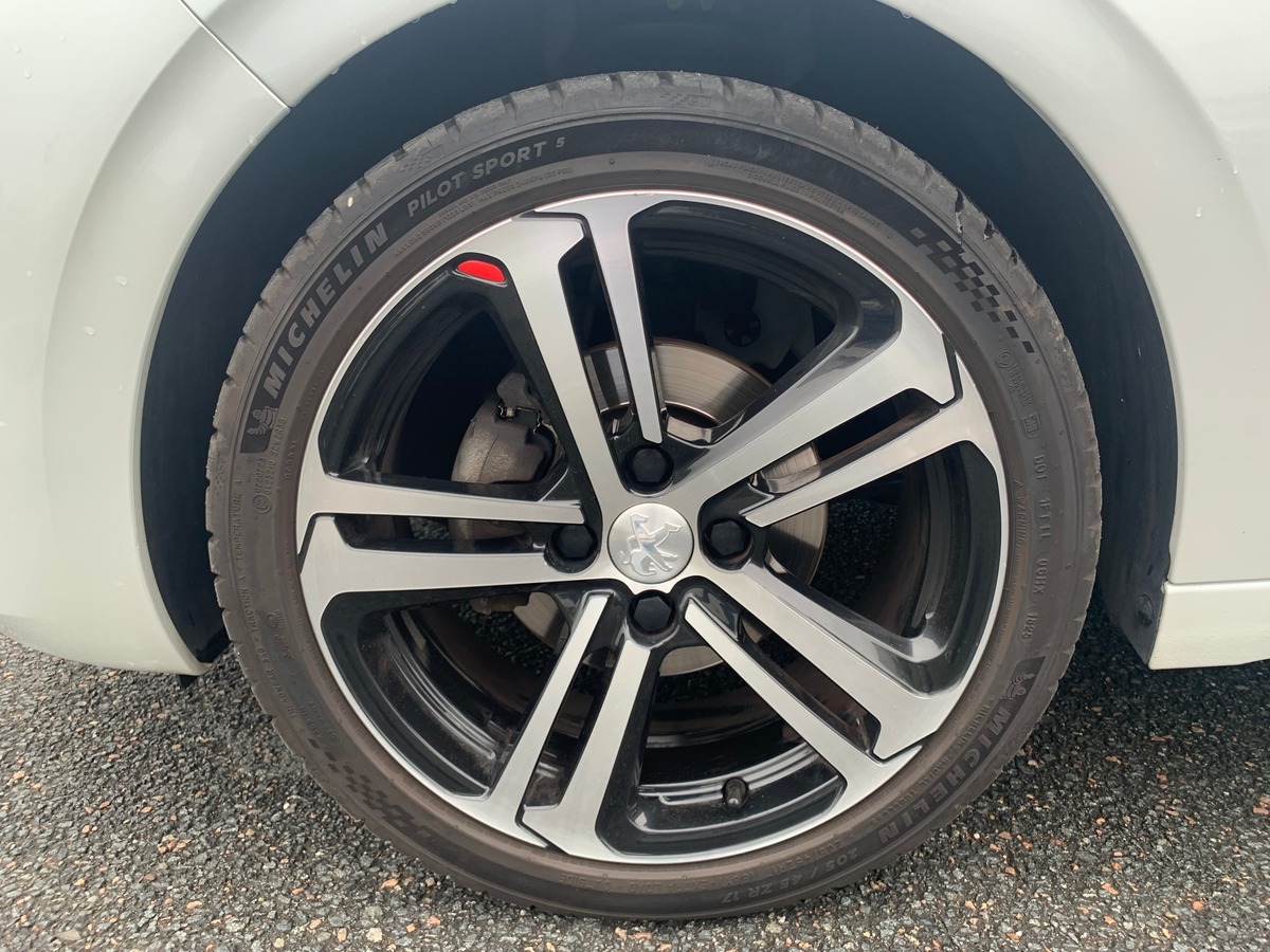Peugeot 208 110 ch | GT Line | Régulateur de vitesse | Apple car Play Android Auto