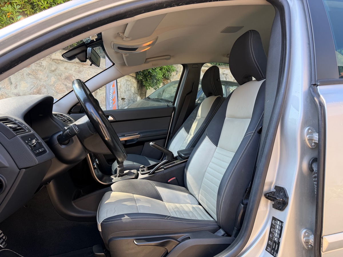 Volvo S40 D2 1.6 D115 CV / R Design / 1 er Main / Intérieur Cuir / KM Réel