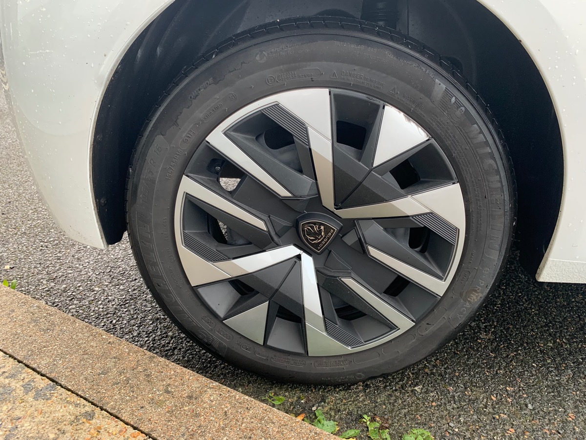 Peugeot 208 100 ch | Active | Aide stationnement arrière | Sièges avant chauffants | Écran tactile