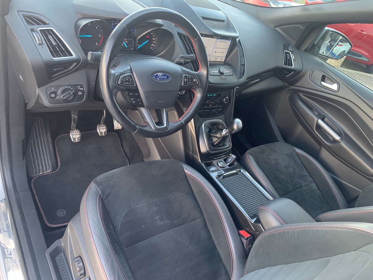 Ford Kuga 120 chevaux | St-Line | Caméra de recul | Attelage | GPS | Coffre assisté électriquement