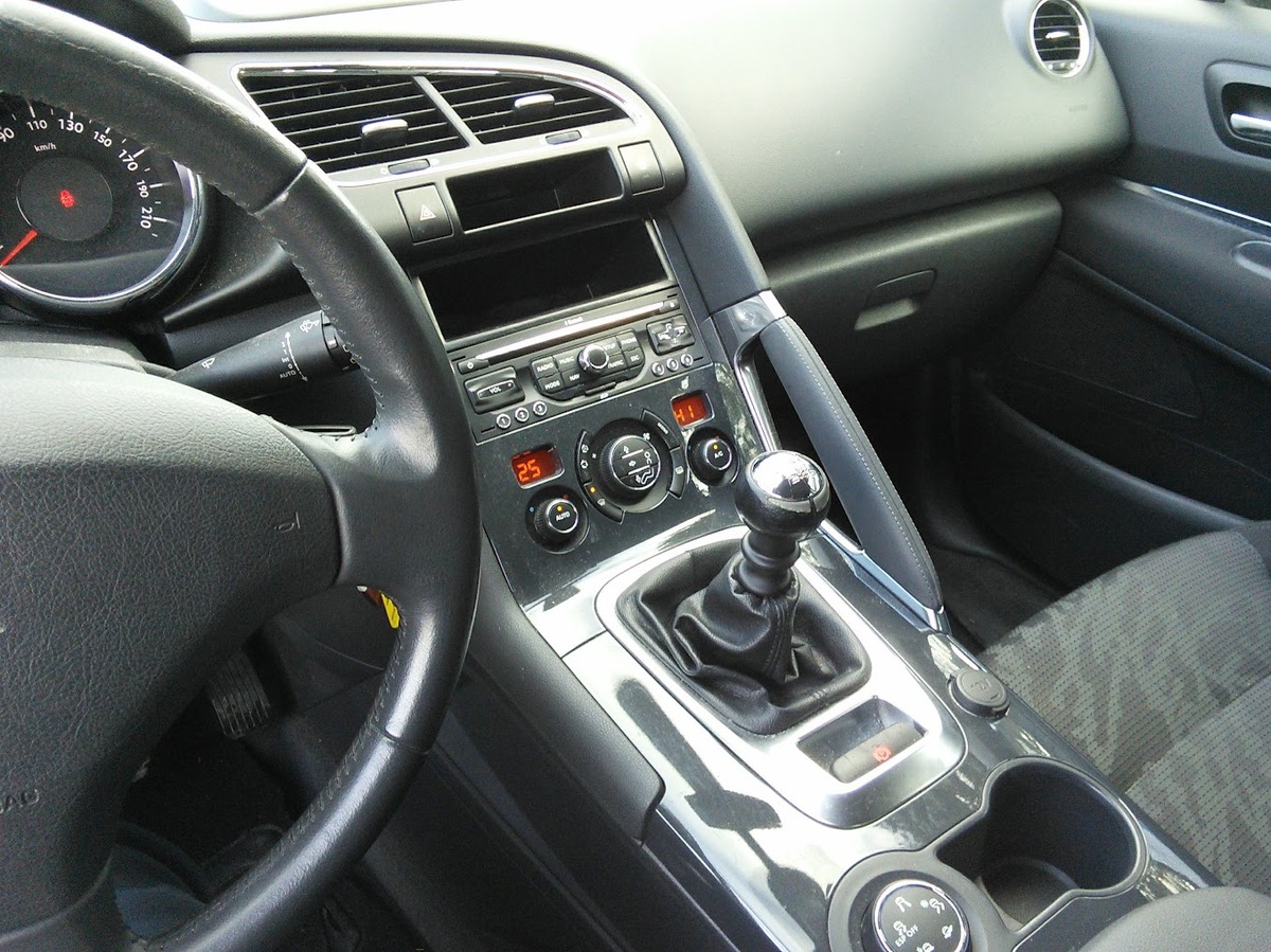 Peugeot 3008 1.6 HDI 112 CV CLIM - DISTRIBUTION NEUVE FACTURE