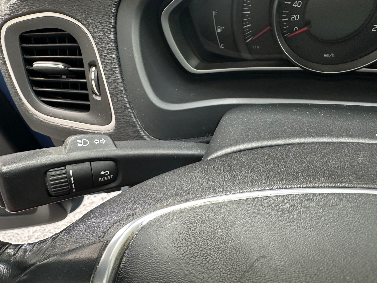 Volvo V40 T2 120CH MOMENTUM BVM6 ENTRETIEN COMPLET VOLVO / 1 ÈRE MAIN