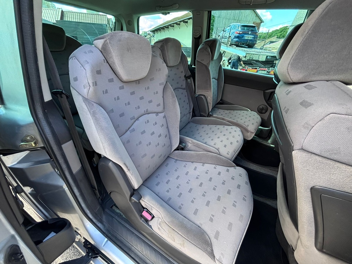 Peugeot 807 7 places 2.0 HDi 110 Confort - Distribution neuve - Garantie