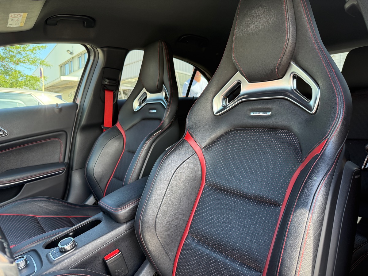 Mercedes-Benz A 45 AMG 4MATIC 2.0L 381cv 7G-DCT, Échappement performance, Suspension pilotée