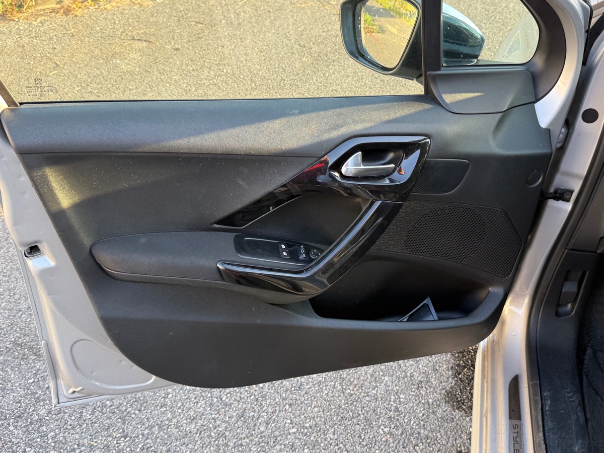 Peugeot 208 / 1.2 E-VTI 82CH / STYLE / CLIM / ÉCRAN BTT / DISTRIB + EMBRAYAGE NEUF