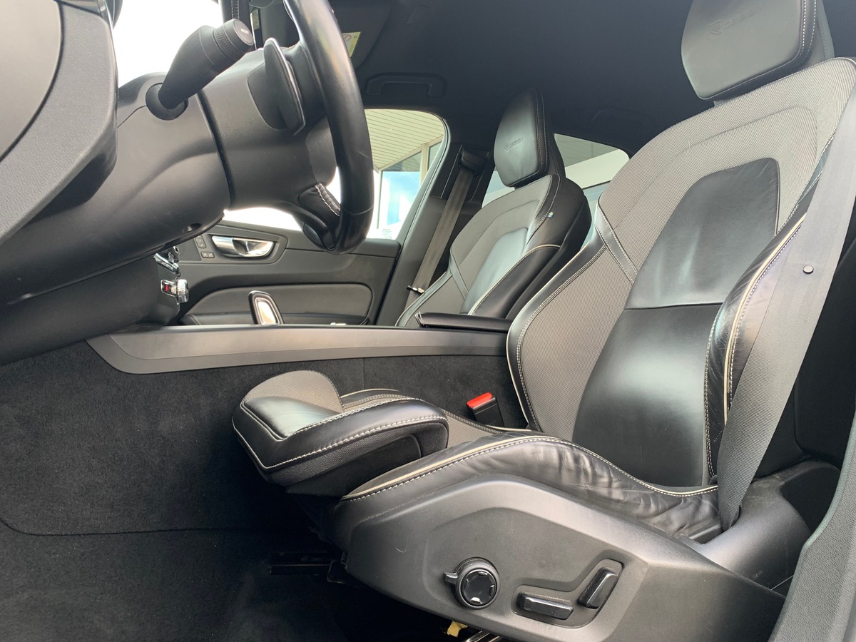 Volvo XC60 197 ch | R-design | Châssis Sport | Jantes Alu 21'' | Sièges Sport | Coffre électrique