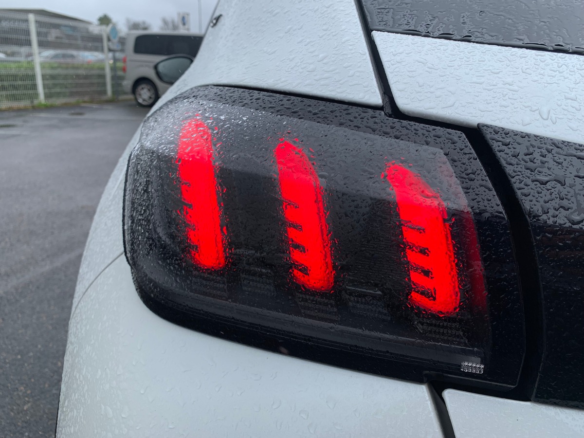 Peugeot 208 130 | GT | Toit panoramique | Caméra recul | Avertisseur angles morts | Apple car play