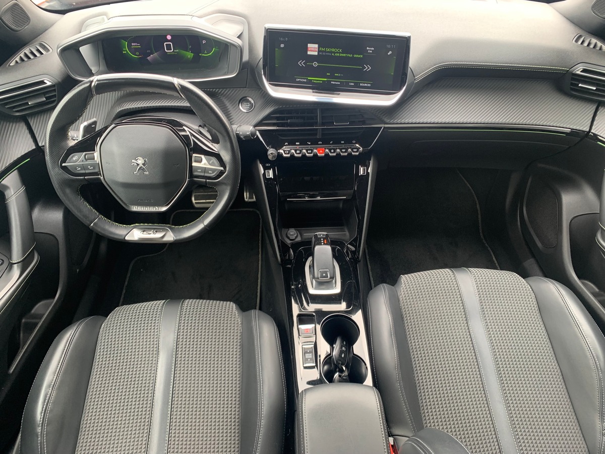 Peugeot 2008 130 chevaux | GT | Caméra de recul | Apple car Play | GPS | Palettes au volant
